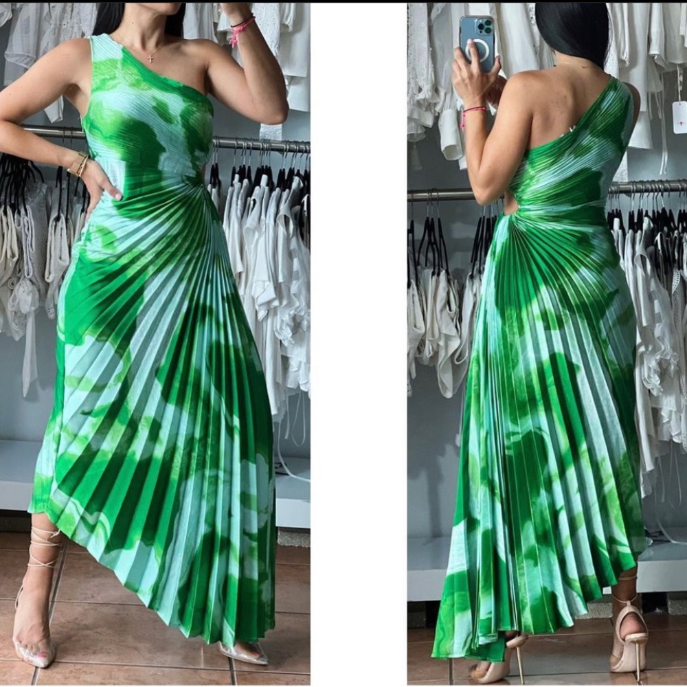 Beautiful dress, combination of green and blue.